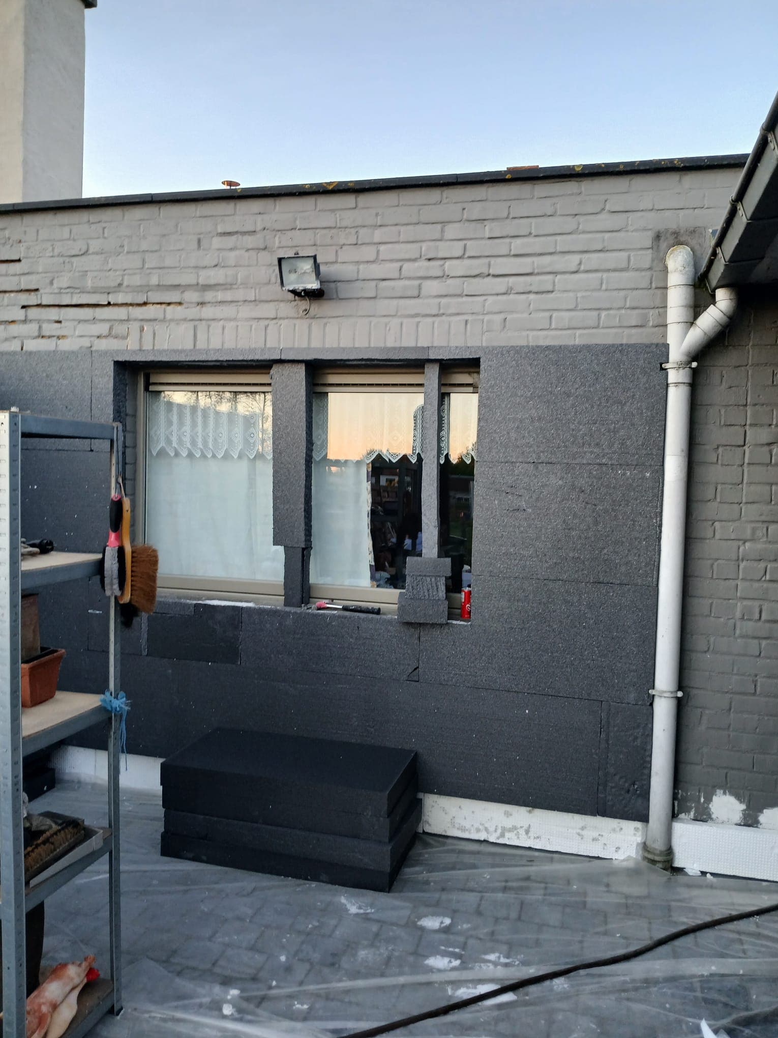 Gevelisolatie met isolatieplaten tijdens renovatiewerken aan een woning