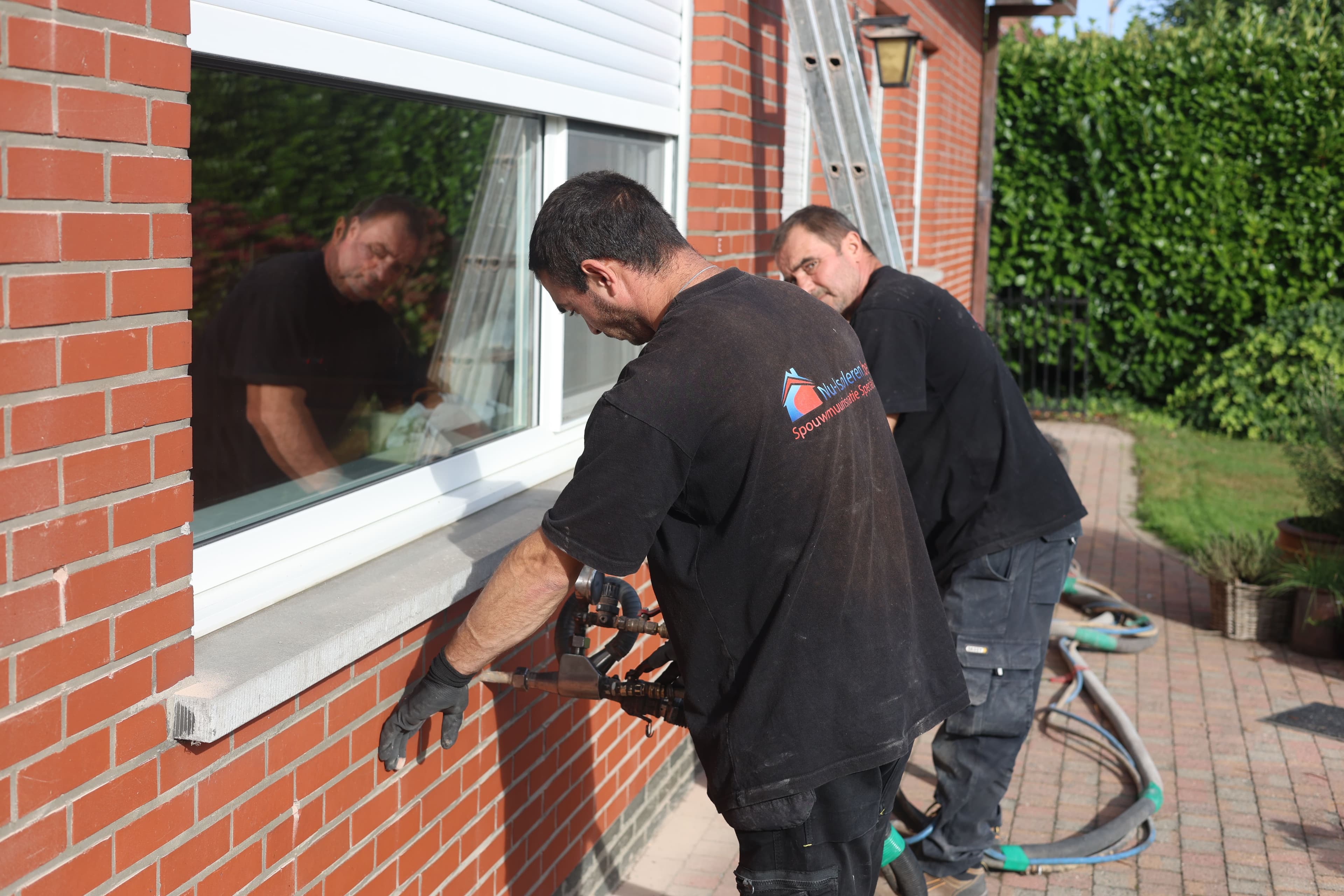 Spouwmuurisolatie in Aalst uitgevoerd door Nu-Isoleren.be bij een grote open bebouwing.