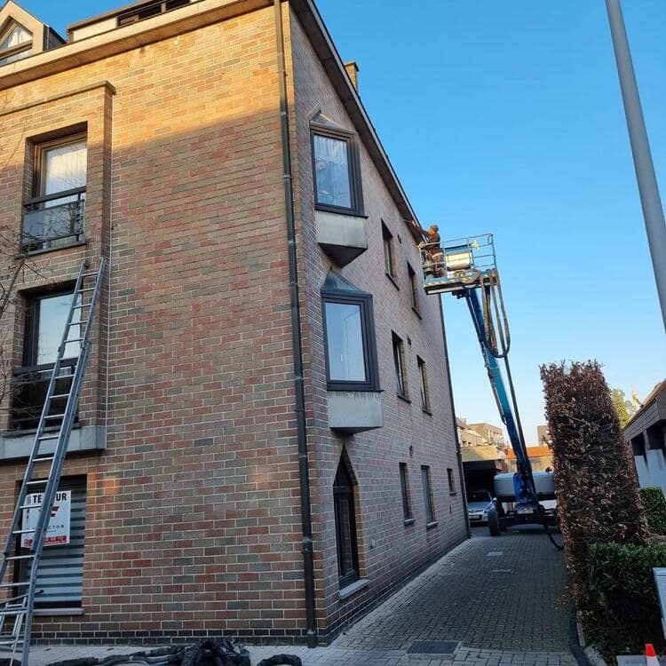 Realisatie 309m EPS Isomo Pearls spouwmuurisolatie Brugge met hoogtwerker